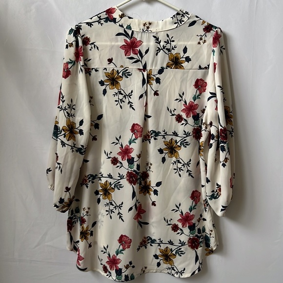 Cure 3/4 Sleeve Flower Blouse - Picture 3 of 5